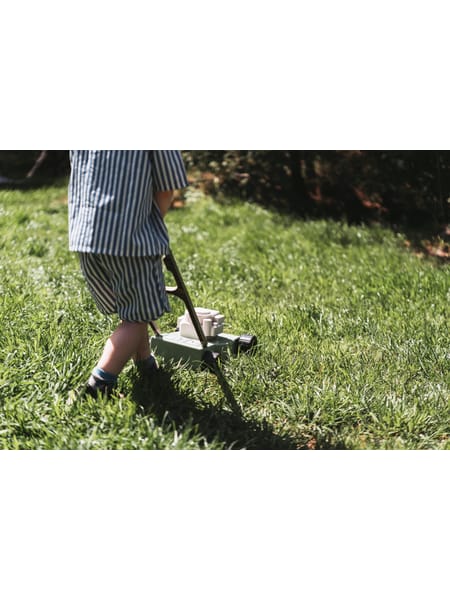 Mintgrøn legetøjsplæneklipper med grå håndtag og sorte hjul